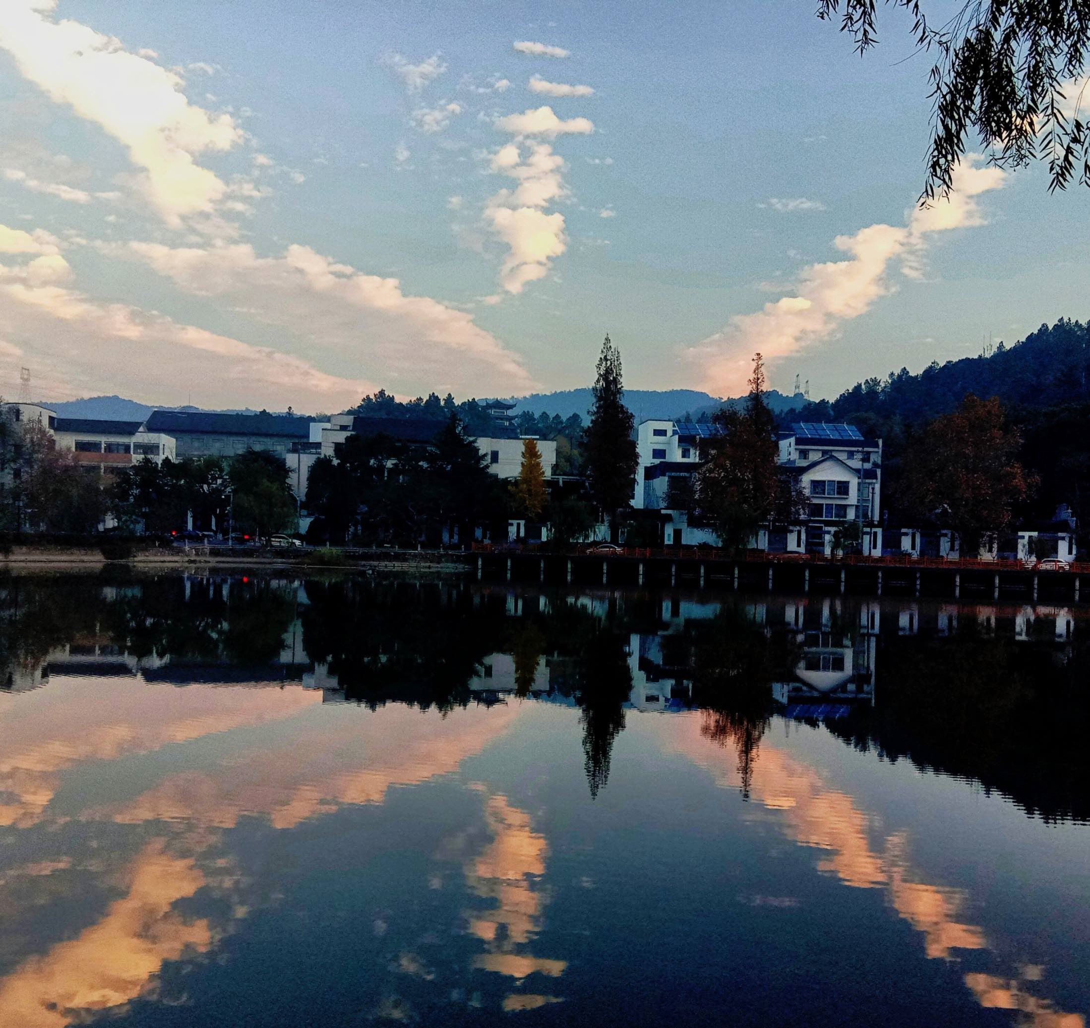 "慢湖"慈湖:古城以北,青山之南